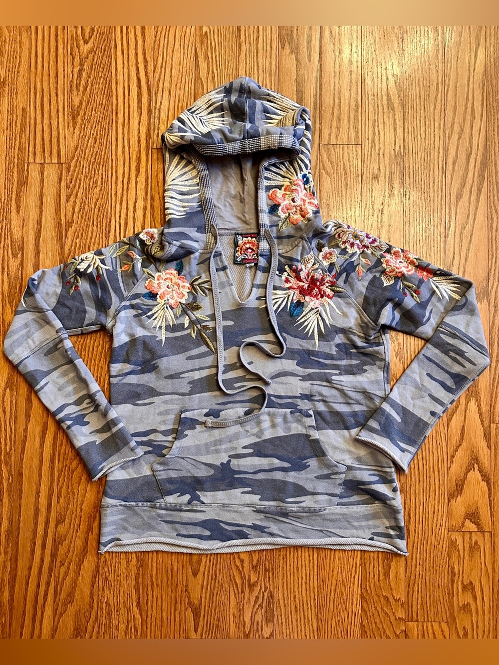 Johnny Was Kasumi Camo Raw-Edge Pullover Hoodie size XS